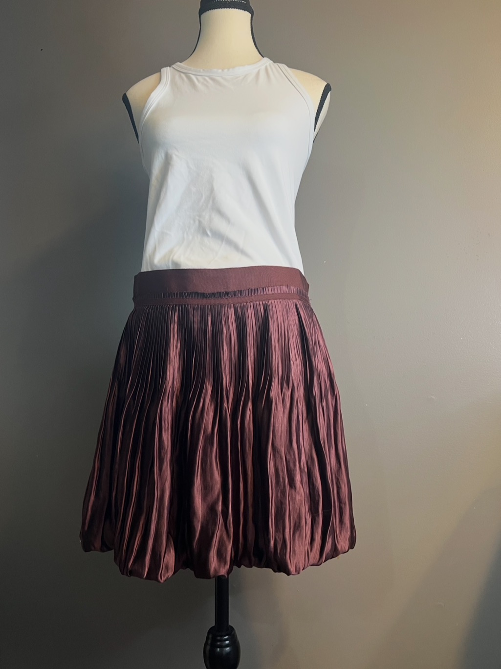 Theory Dawnie Skirt In Burgundy Satin. Size 6. Nwt